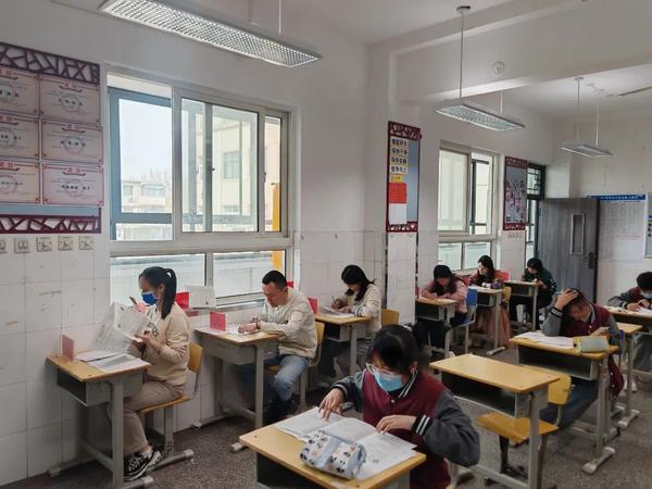 七初东校区一场别开生面的教学相长正式拉开序幕 (10) 七初东校区一场别开生面的教学相长正式拉开序幕 (10)